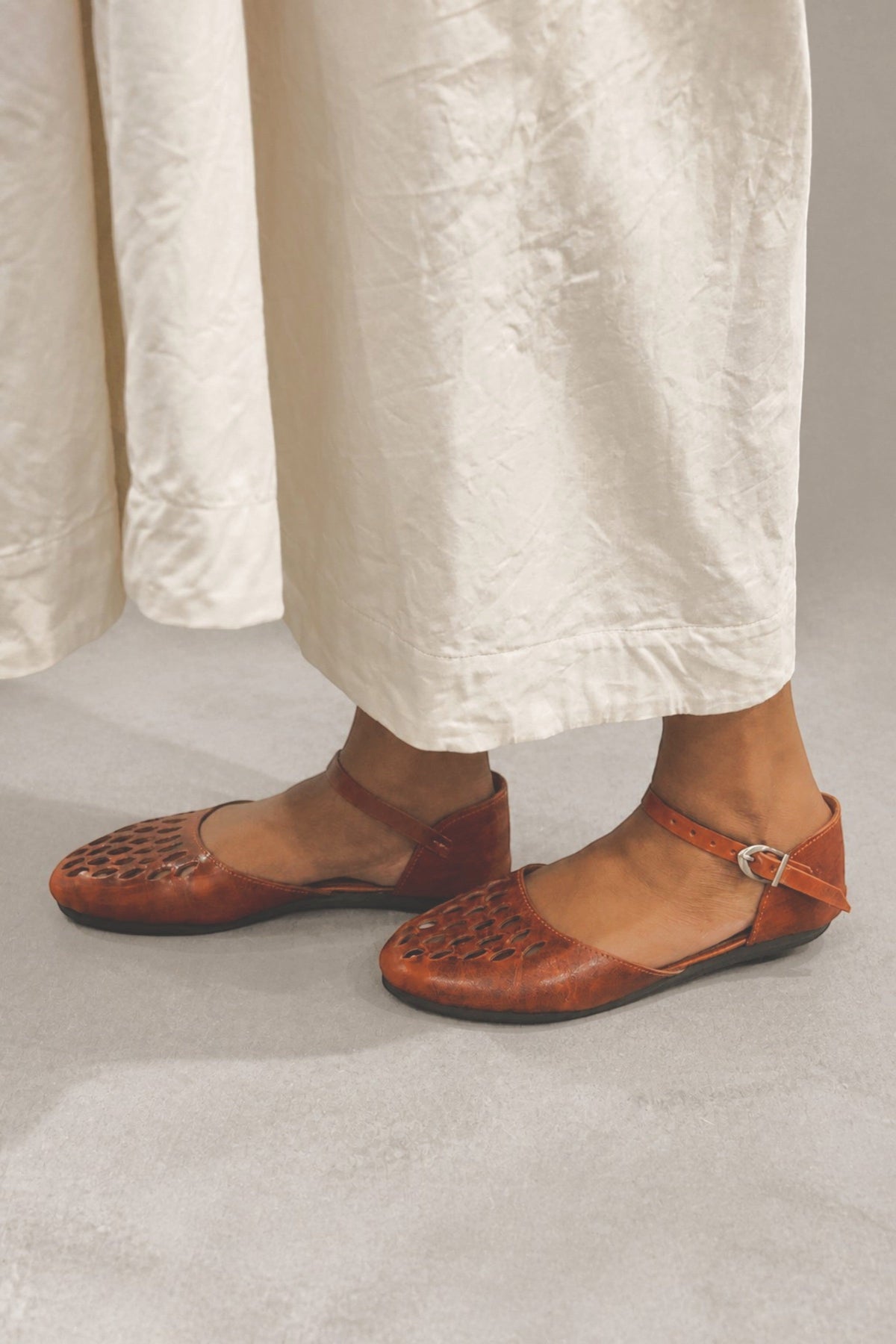 LEWIJE Coat Shoes Classic in brown, worn with cream linen trousers