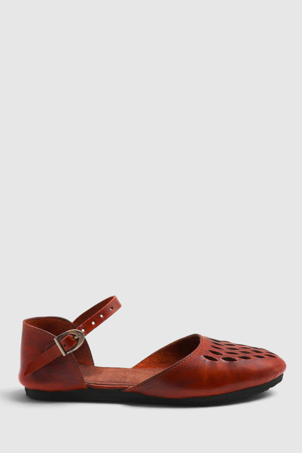 LEWIJE Coat Shoes Classic in brown, side view with the buckled ankle strap