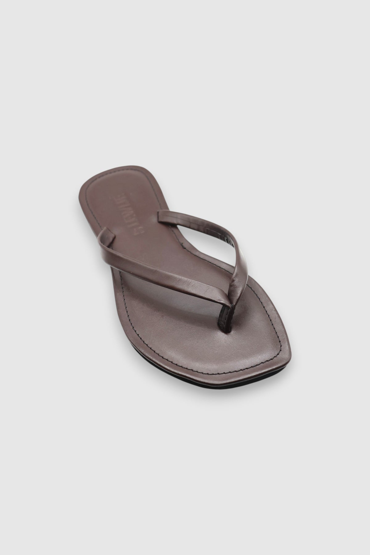 LEWIJE Mirissa flip flop in espresso brown, single sandal in three-quarter view with the slim thong strap