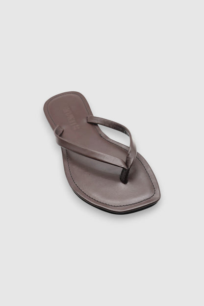LEWIJE Mirissa flip flop in espresso brown, single sandal in three-quarter view with the slim thong strap