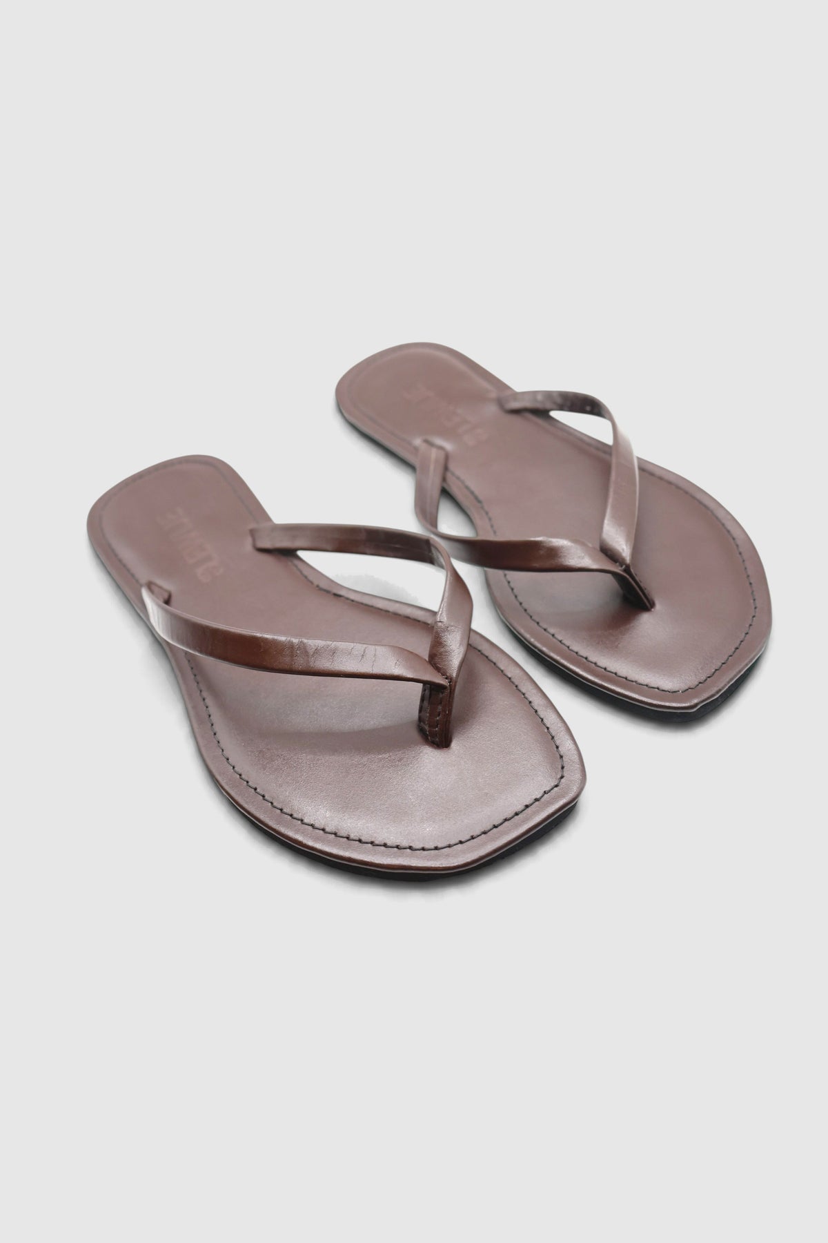 LEWIJE Mirissa flip flops in espresso brown, pair in three-quarter view from above