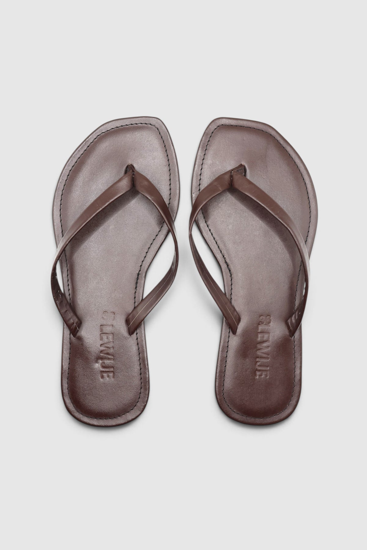 LEWIJE Mirissa flip flops in espresso brown, pair from above showing the debossed LEWIJE footbed