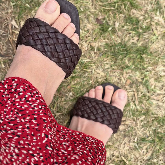 Short video of the Lorne woven slide being worn outdoors, close up on the weave